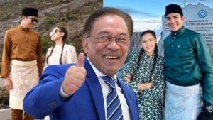 Muar tak pakai baju Melayu hari ni?Hari ni pakai baju apa?- Usik Anwar.