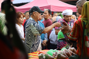 Muhyiddin tinjau tapak niaga di Bazar Ramadan Taman Dato’ Harun dan bertanya khabar bersama masyarakat setempat.