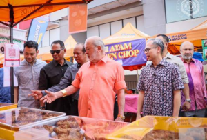 YDPA Sultan Ibrahim berangkat ke Bazar Ramadan Bangsar