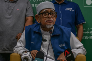 Presiden PAS Abdul Hadi Awang menyelar pihak yang “berlumba-lumba” memberikan sambutan positif terhadap pendirian DAP